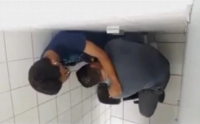 Compilação de pegação safada no banheirão