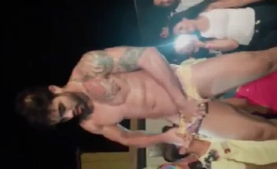 Gogoboys brasileiros chupam e são chupados em show
