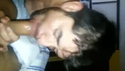 Barbudinho safadão engole piroca até engasgar