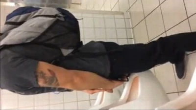 Macho flagra outros homens no banheirão