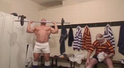 Atletas transam gostoso no vestiário depois da malhação