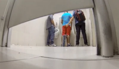 Novinhos fazem putaria safada à três no banheirão