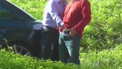 Machos se encontram no parque para fazer muita sacanagem