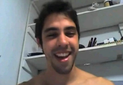 Morenão safado mostra corpão e se masturba gostoso