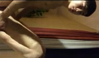 Japa sarado fode cuzinho de novinho com muita força