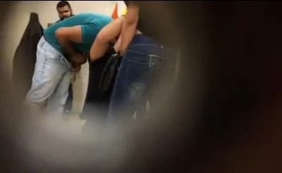Safados brasileiros chupam e se masturbam gostoso no banheirão