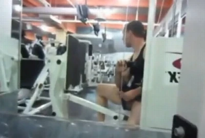 Macho caralhudo põe pica pra fora e se masturba no meio academia
