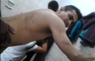 Safados fazem orgiam intensa em banheiro do clube