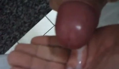 Punhetando e gozando gostoso no banheirão do mercada