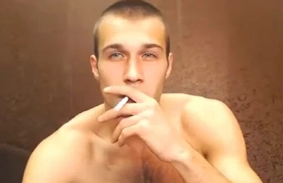 Loiro peludão se masturba gostoso e se suja todo de porra