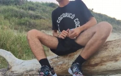 Novinho magrelo se masturba gostoso nas dunas da praia
