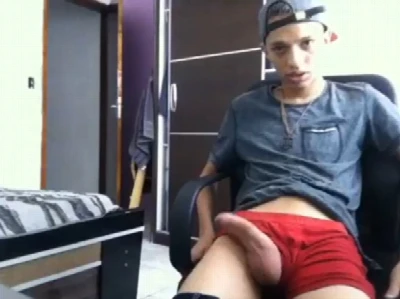 Hélyo tocando punheta, gozando e comendo porra