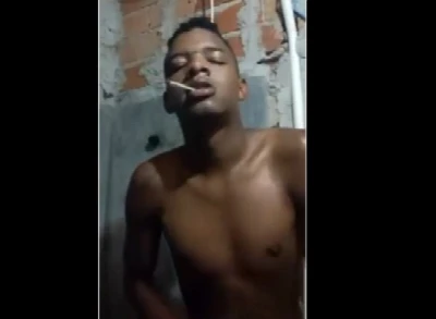 Cafuçu da favela fuma maconha e goza gostoso no banho