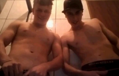 Victor e Lucas tocam punheta juntos mas gozam sozinhos