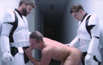 Luke Adams é esfolado na paródia gay de "Star Wars"