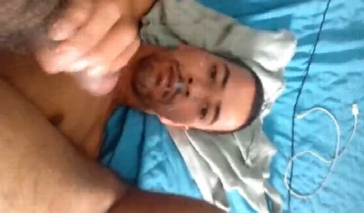 Carinha peludo goza e suja toda a sua cara de leite