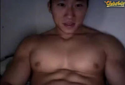 Japa musculoso e grandão mostra corpão e pauzão pra cam