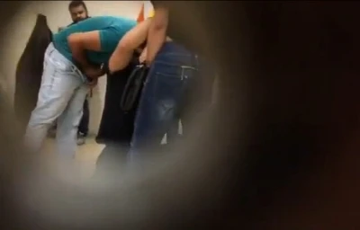 Homens são flagrados chupando e fodendo no banheirão