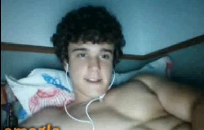 Cabeludinho mostra corpaço e goza gostoso