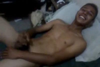 Novinho lisinho enche peitoral de porra quentinha