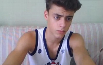 Novinho gato mostra bundinha e piroca gostosa