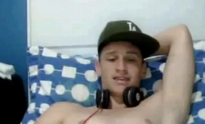 Maloqueiro sarado mostra pau no Omegle e cai na net