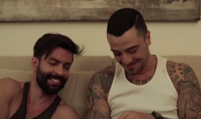 Cantor sertanejo lança primeiro clipe com casal gay; assista