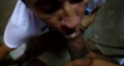 Homem casado cai na net tomando leite do negão