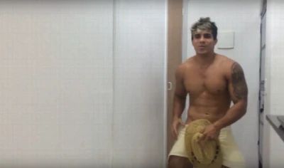 JJ mais de mil fazendo stripper gostoso só de toalha