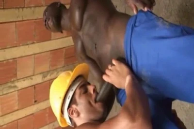Dando o cuzão para o pedreiro roludo e gostoso