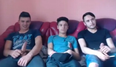 Amigos curtem punheta gostosa lado a lado