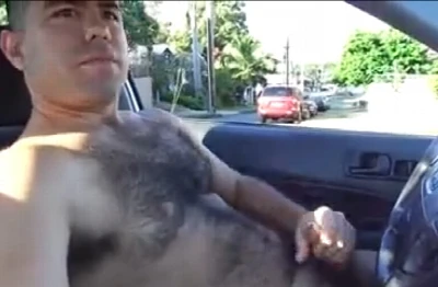Carinha pelado se masturba no meio da rua