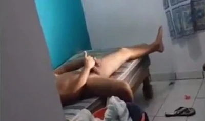 Novinho é flagrado se masturbando gostoso no quarto