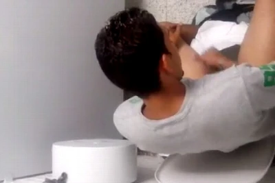Jovem é flagrado tocando uma no banheirão