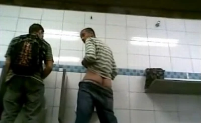 Novinhos são flagrados na safadeza no banheirão