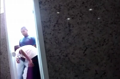 Flagra no banheirão pega vários machos na safadeza