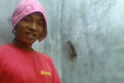 Brasileiro safado goza com mendigo as escondidas