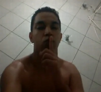 Novinho manda nudes pro bofe e cai na net