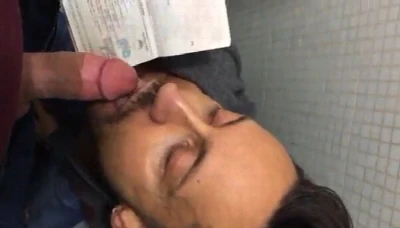 Pagando boquete para o policial passar na imigração