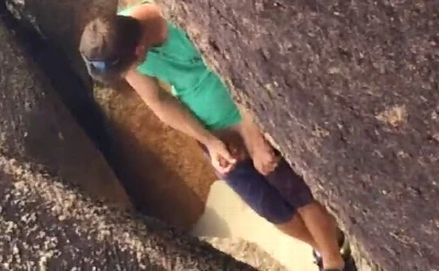 Jovem é flagrado tocando uma na praia da Galheta