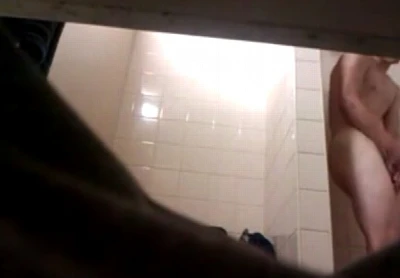 Novinho punheteiro cai na net por câmera escondida