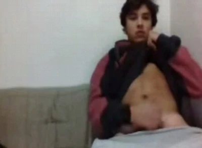 Novinho pentelhudo mostra como se masturba gostoso
