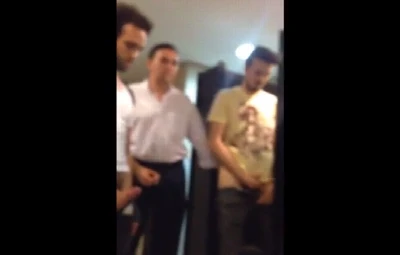 Carinha flagra pegação com vários machos no banheirão