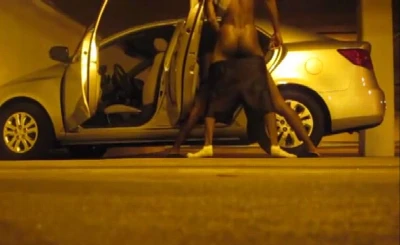 Putões transam gostoso no meio do estacionamento