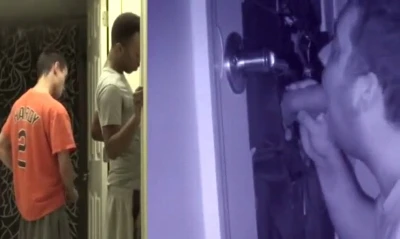 Amigos safados e pauzudos são chupados no Glory Hole