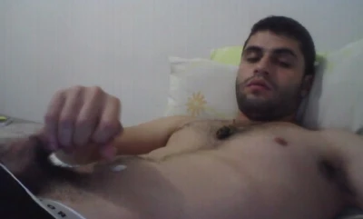 Barbudo toca uma bronha caprichada e goza gostoso