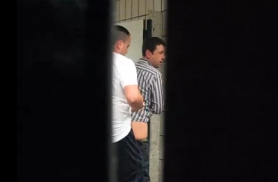 Homens são flagrados fazendo troca-troca no banheirão
