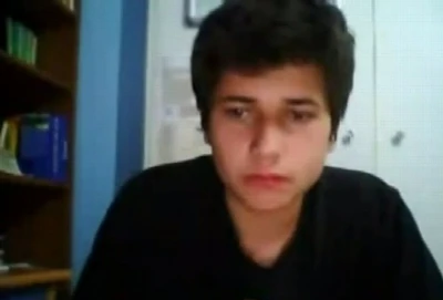 Moreno se masturba bem gostoso na cam, mas cai na net