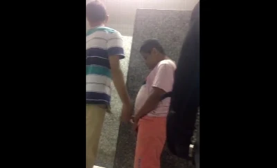 Caras são flagrados fazendo mão amiga no banheirão