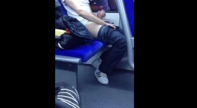 Tocando uma bronha e gozando dentro do metrô